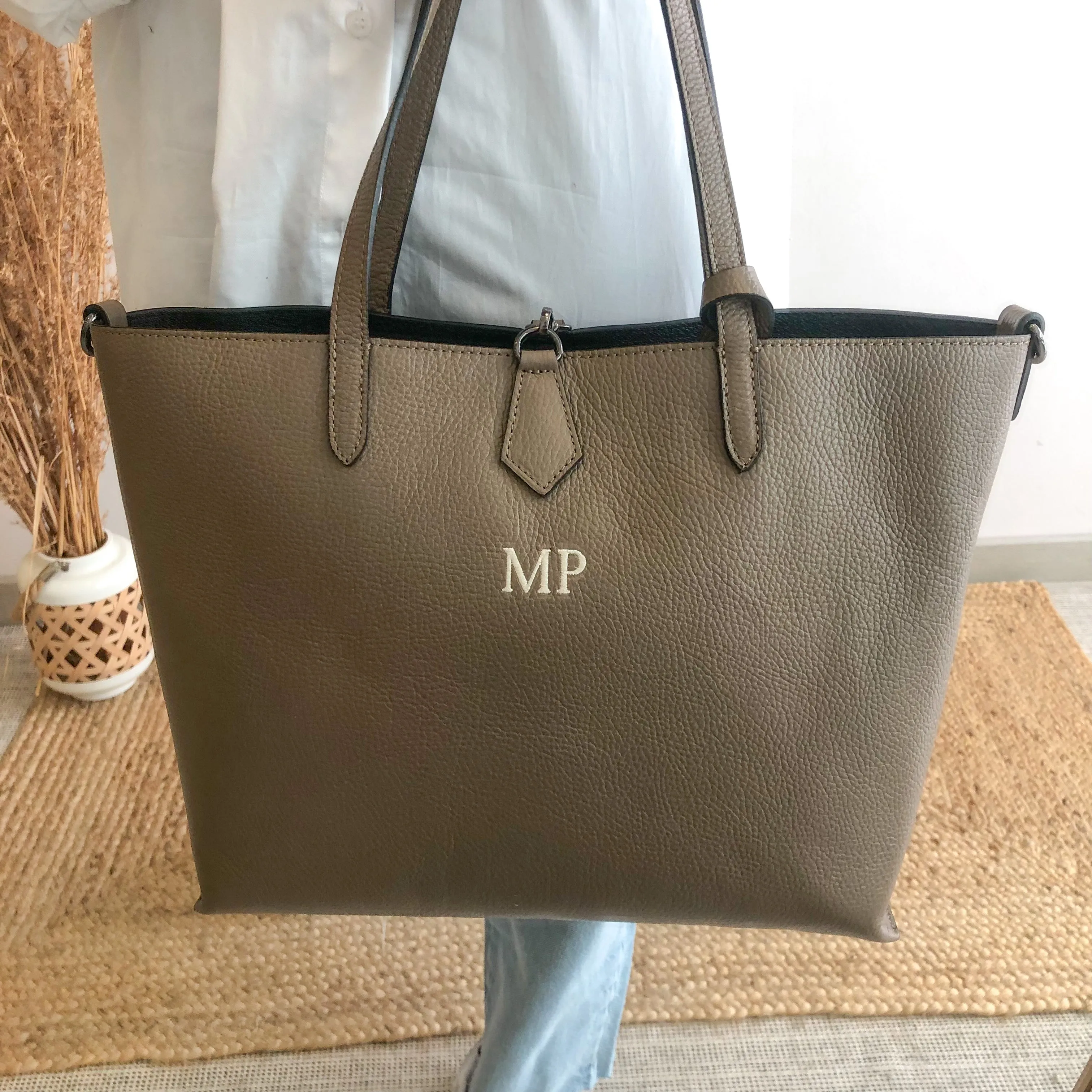 Bolso shopper piel taupe cierre iniciales bordadas